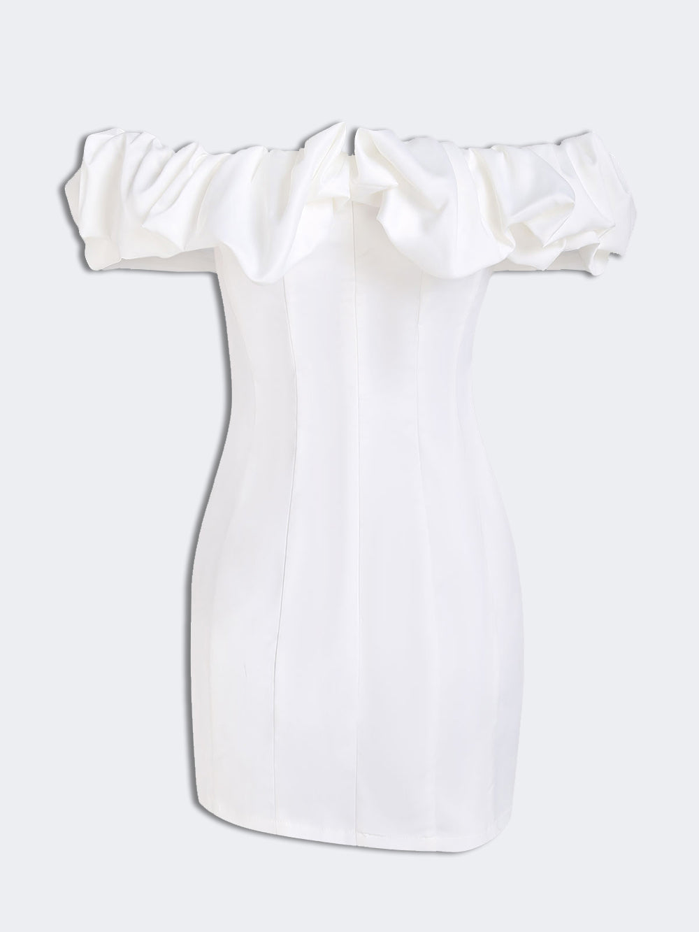 Violante | Vestido Mini Branco com Ombros Caídos e Babado Volumoso