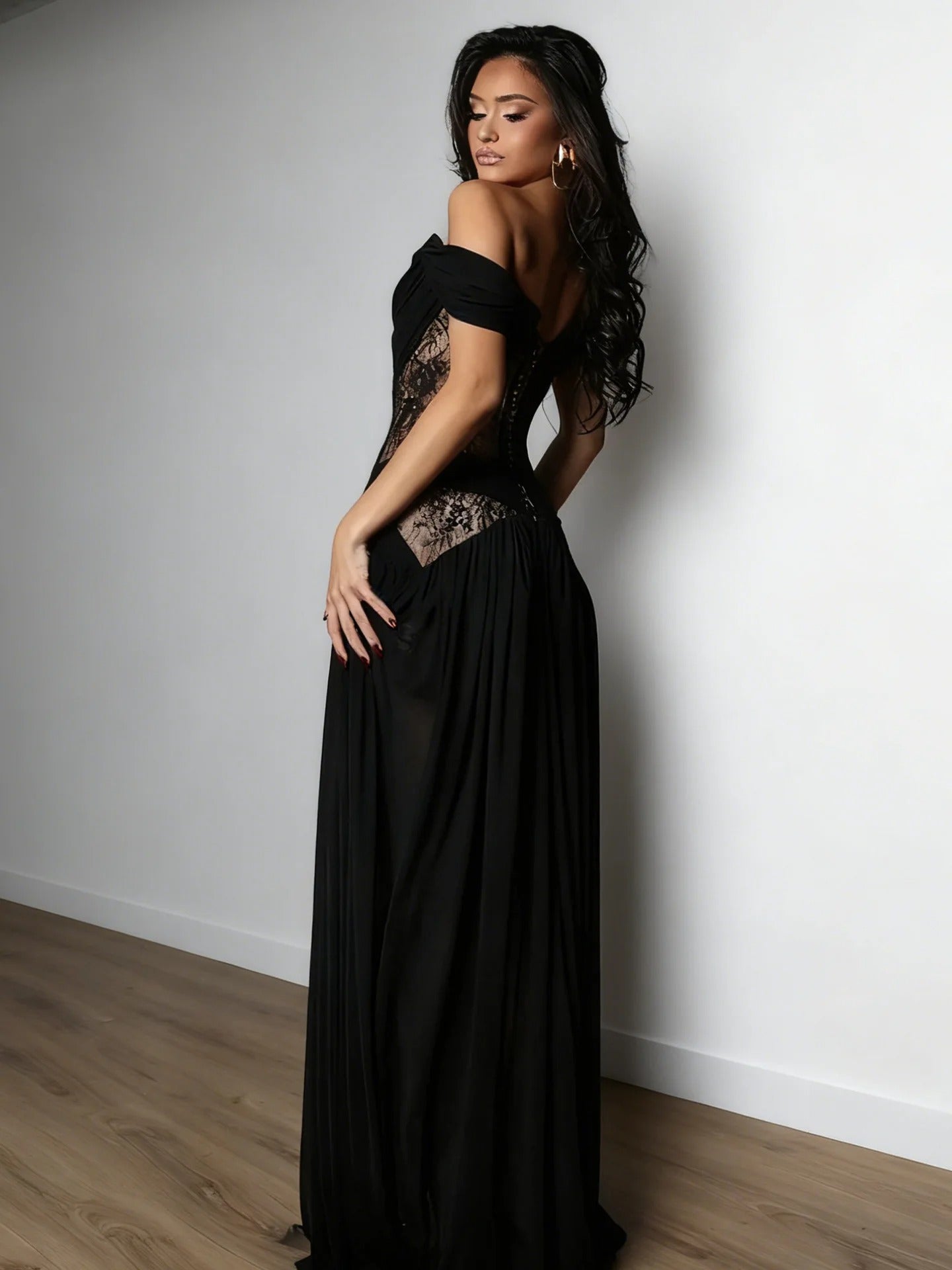 VESTIDO LONGO TOMARA QUE CAIA COM RENDA E RECORTES