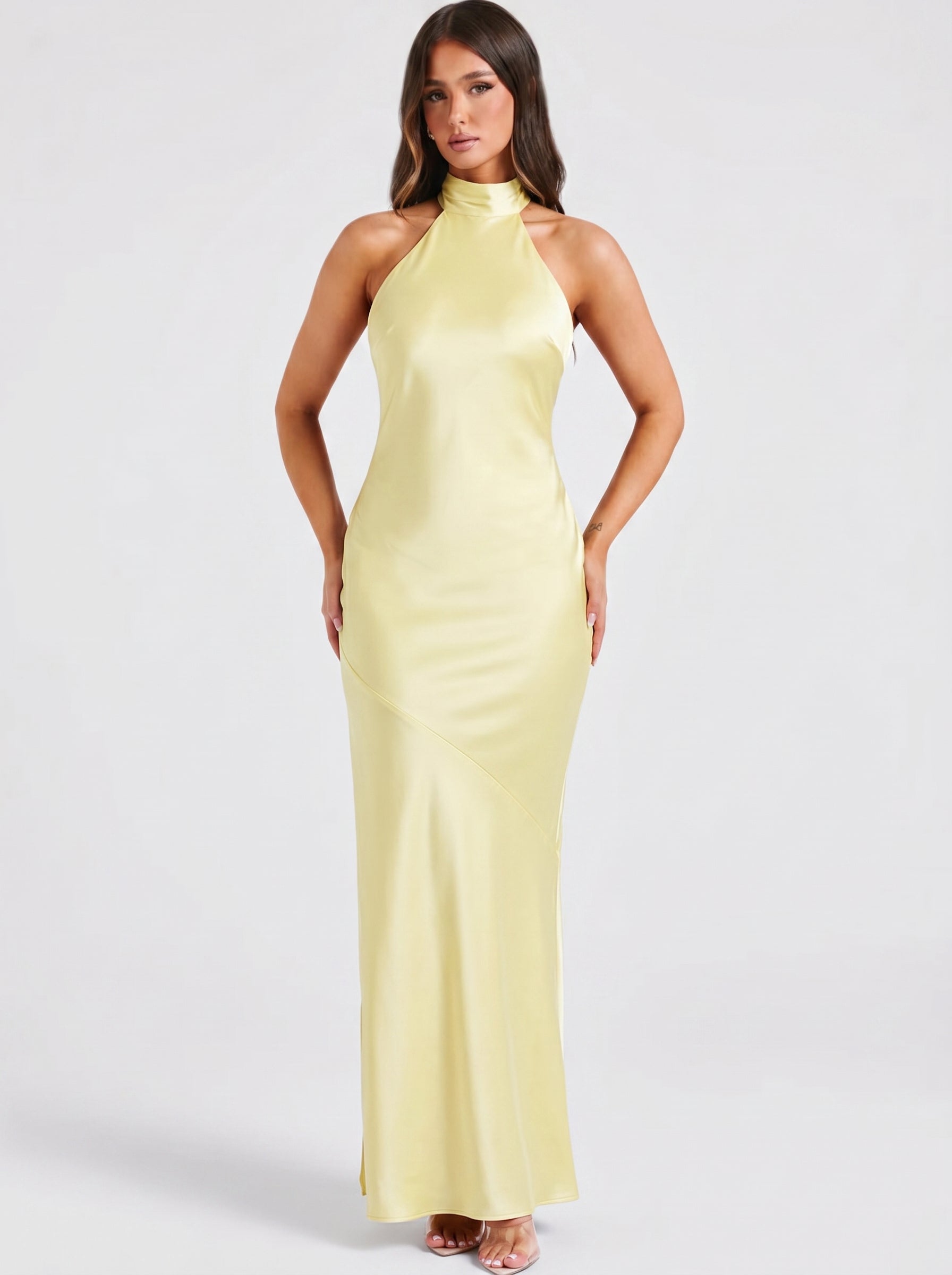 Joana | Vestido Longo Amarelo Pastel com Gola Halter e Silhueta Slim