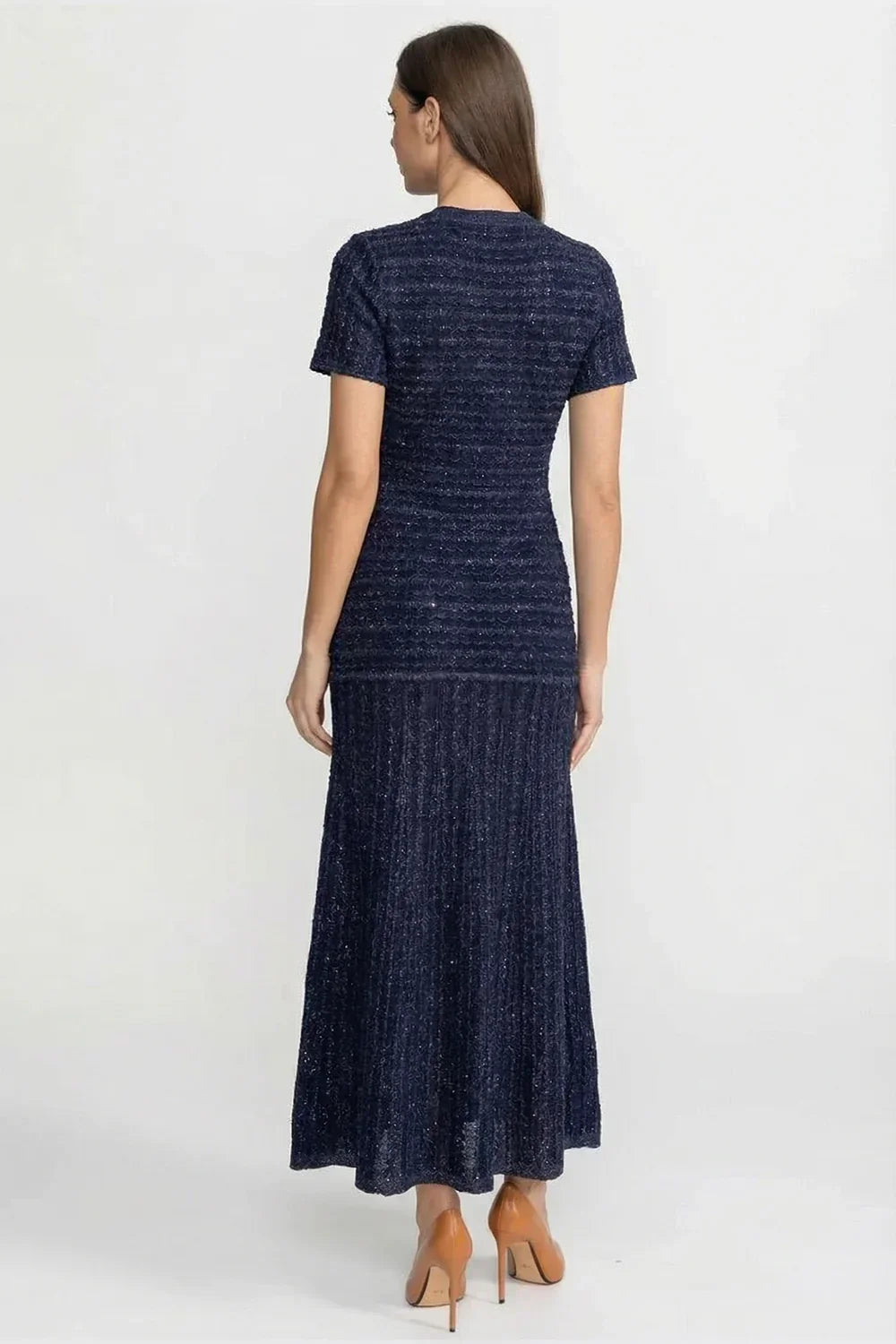 Vestido de Luxo com Brilho Sutil, Trama Vazada e Abotoamento Frontal
