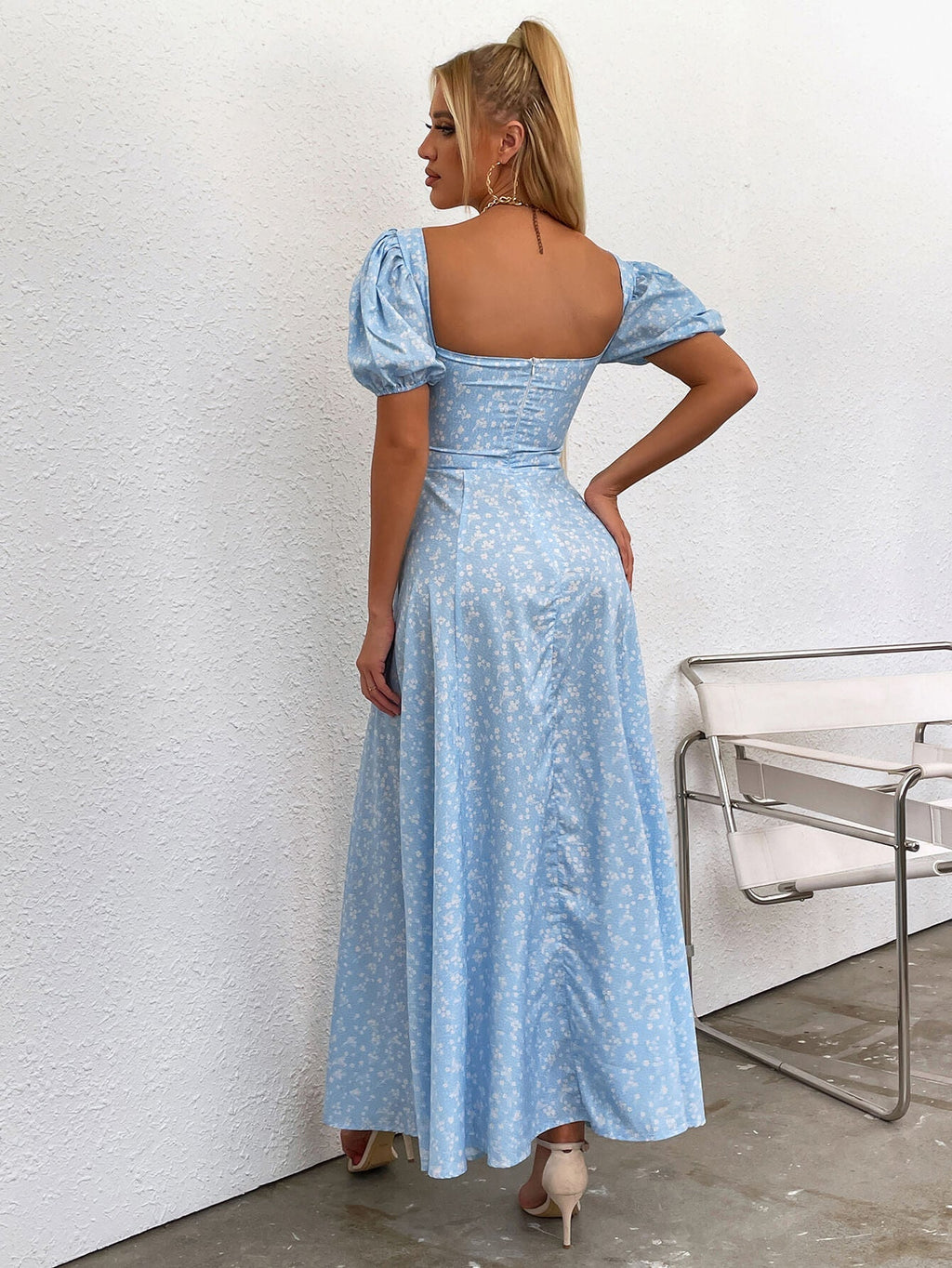 Marcelina | Vestido Midi Floral Azul com Manga Bufante e Fenda Alta