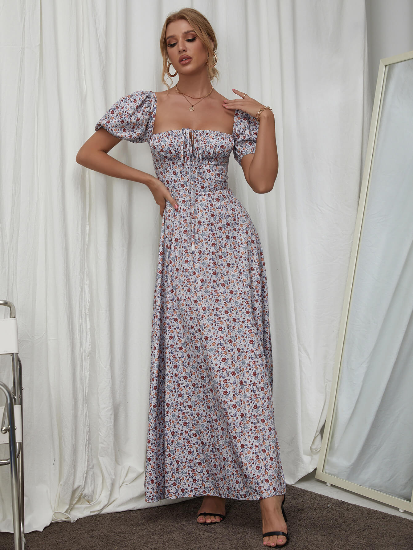 Marcelina | Vestido Midi Floral Azul com Manga Bufante e Fenda Alta