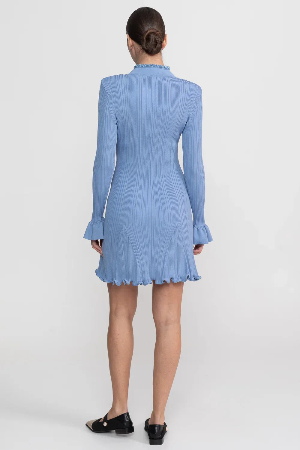Vestido Curto Manga Longa com Acabamento de Pedraria e Punhos em Sino