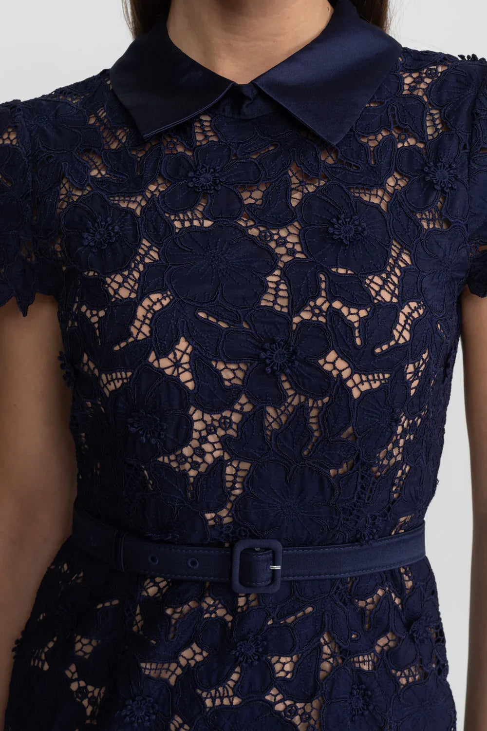 Vestido Sereia com Gola de Lapela, Flores em Relevo e Recortes Vazados