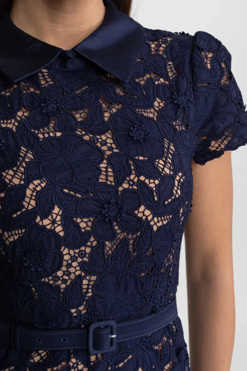 Vestido Sereia com Gola de Lapela, Flores em Relevo e Recortes Vazados