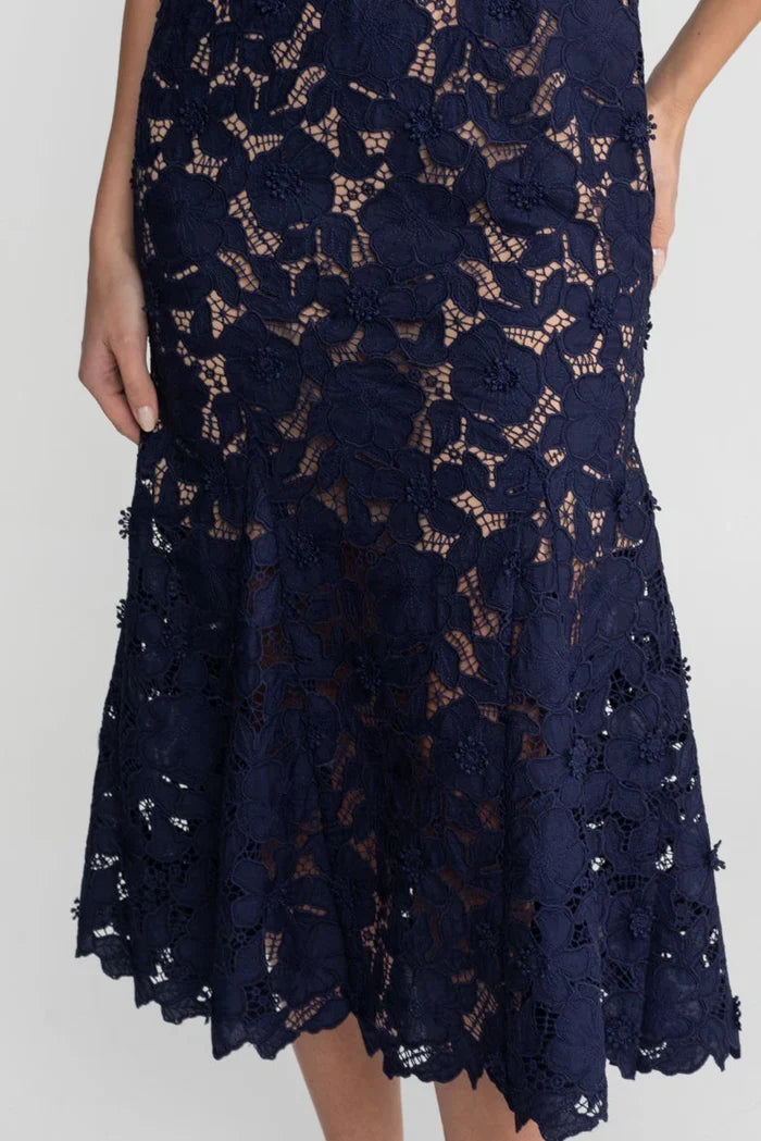 Vestido Sereia com Gola de Lapela, Flores em Relevo e Recortes Vazados