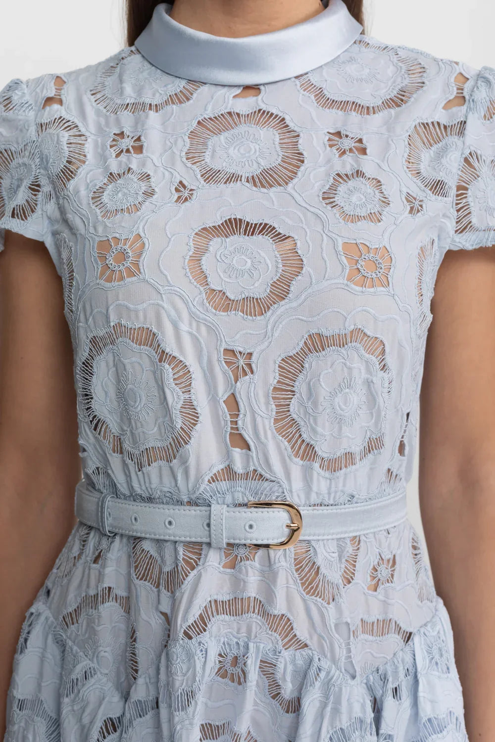 Midi Romântico em Renda Vazada com Cinto e Decote Elegante