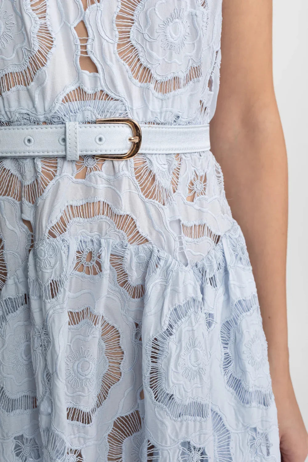 Midi Romântico em Renda Vazada com Cinto e Decote Elegante