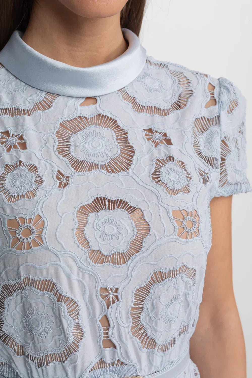 Midi Romântico em Renda Vazada com Cinto e Decote Elegante