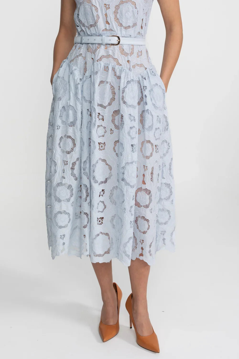 Midi Romântico em Renda Vazada com Cinto e Decote Elegante