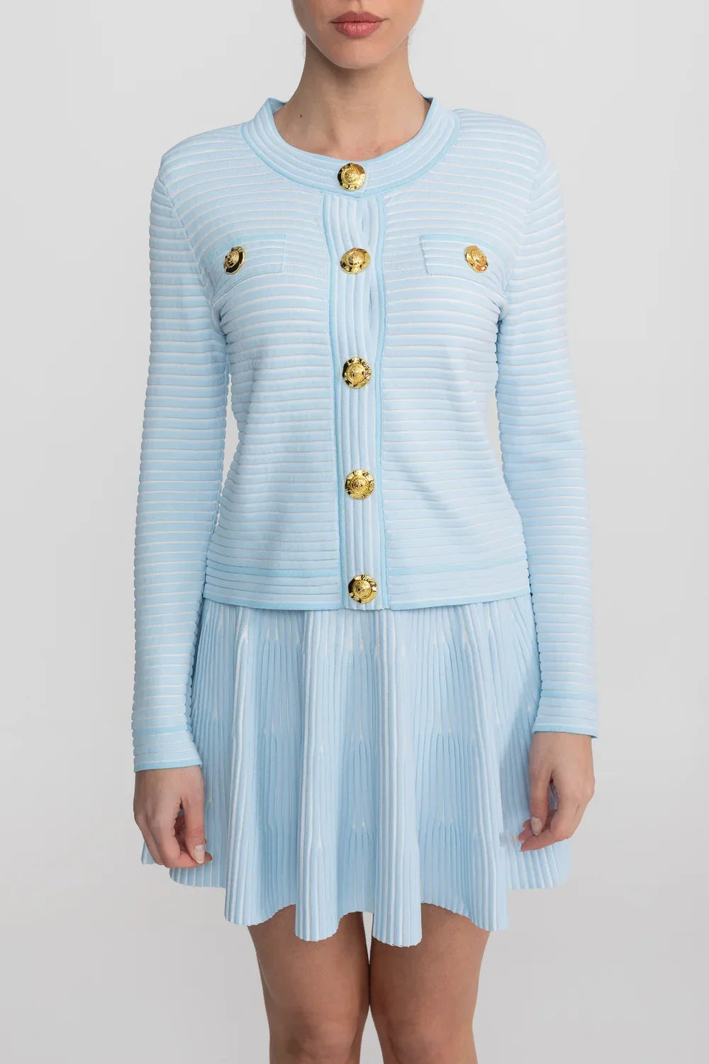Conjunto em Tricô Estruturado -  Cardigan com Botões Dourados e Saia Plissada