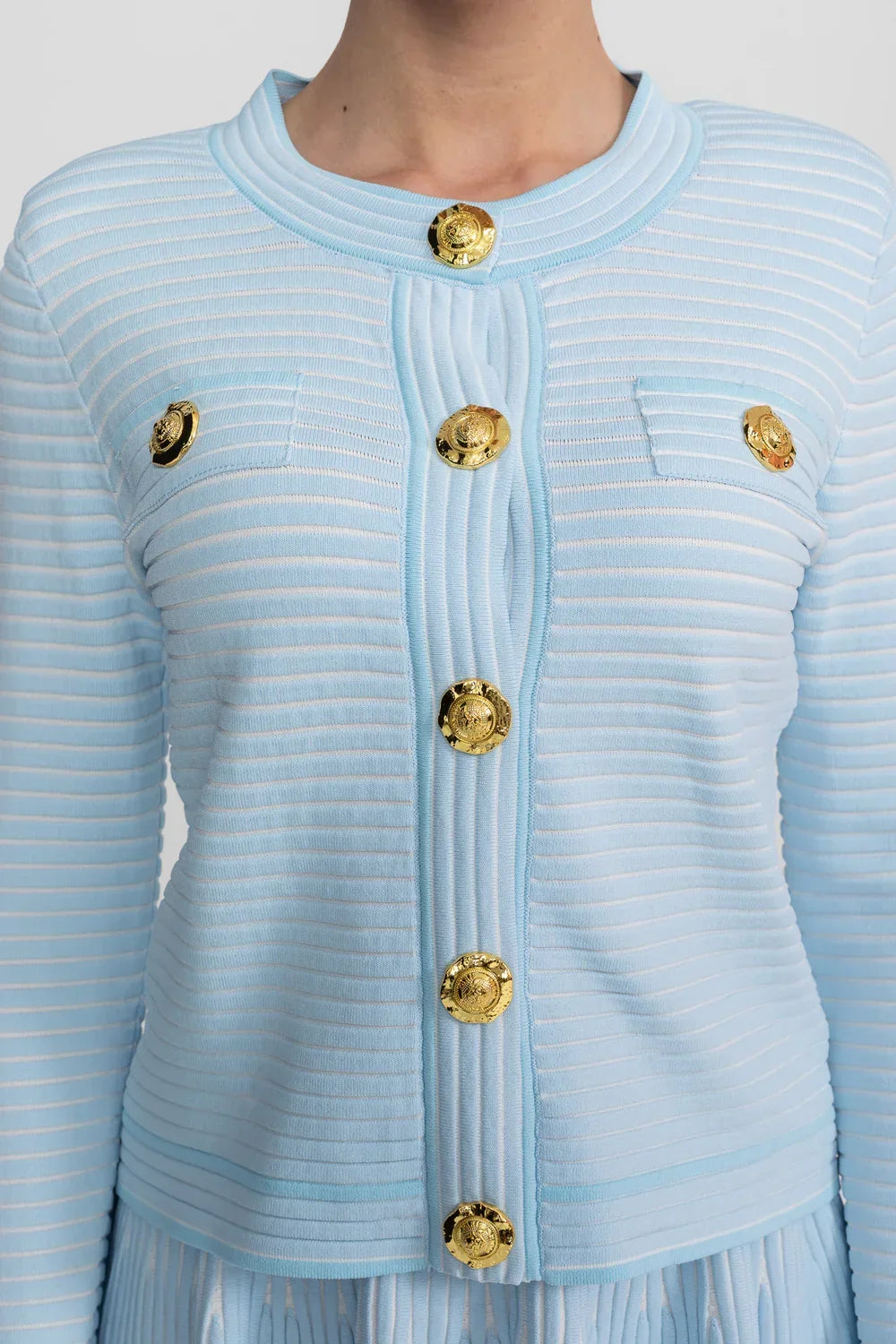 Conjunto em Tricô Estruturado -  Cardigan com Botões Dourados e Saia Plissada