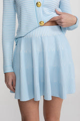 Conjunto em Tricô Estruturado -  Cardigan com Botões Dourados e Saia Plissada