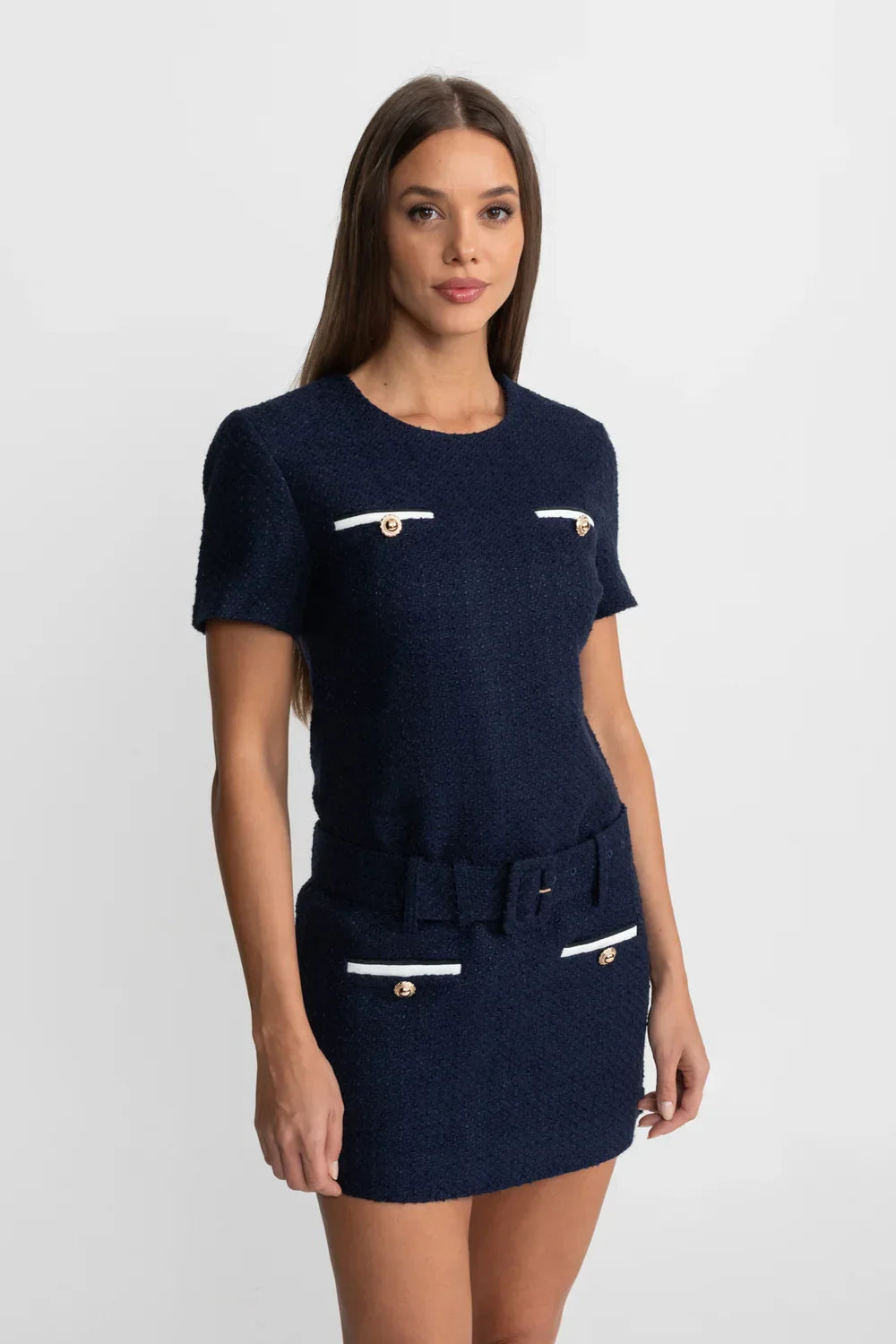 Vestido Curto de Luxo em Tweed Azul: Modelagem Slim e Design Atemporal
