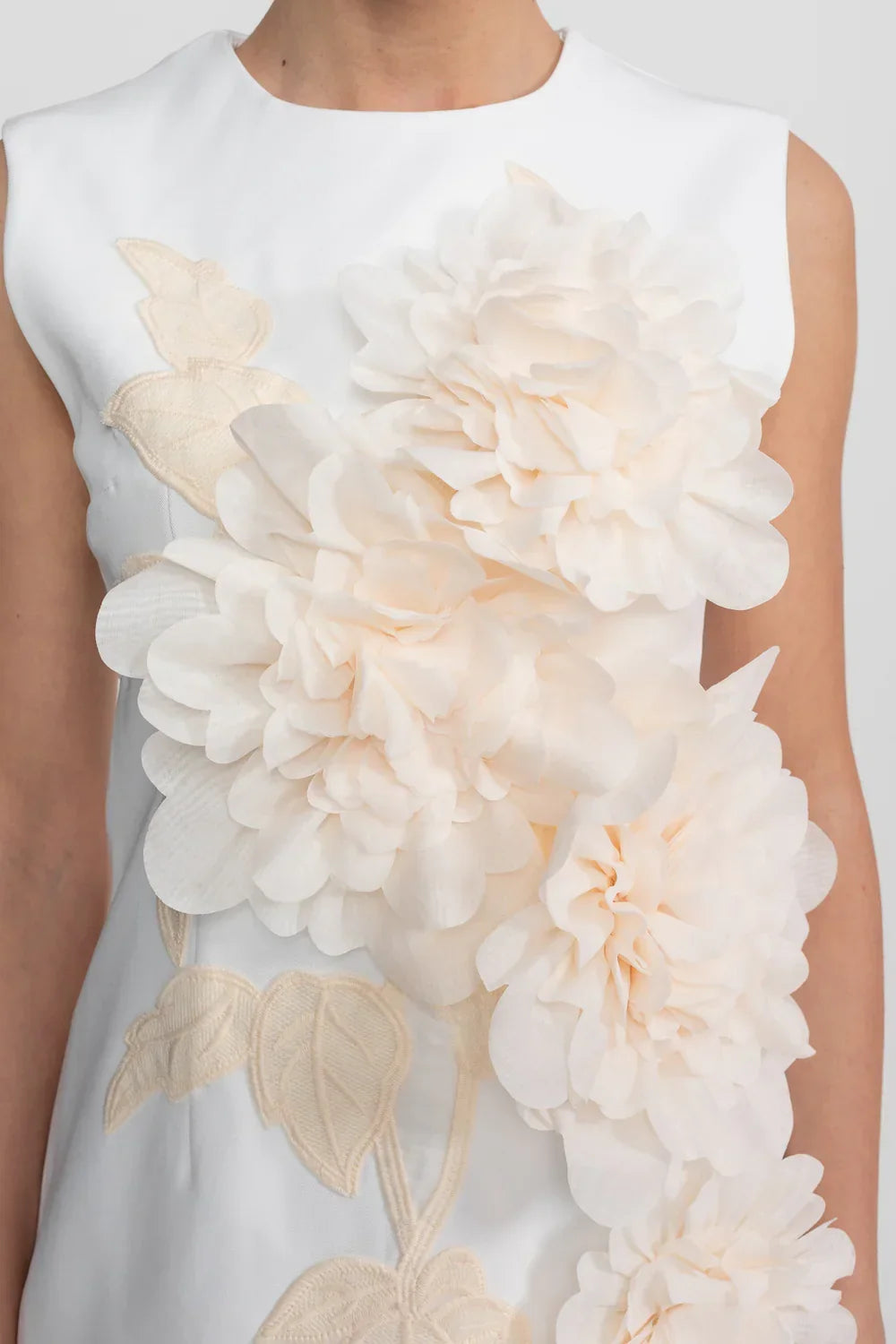 Vestido Curto Alfaiataria com Aplicações Florais em 3D – Exclusividade e Arte