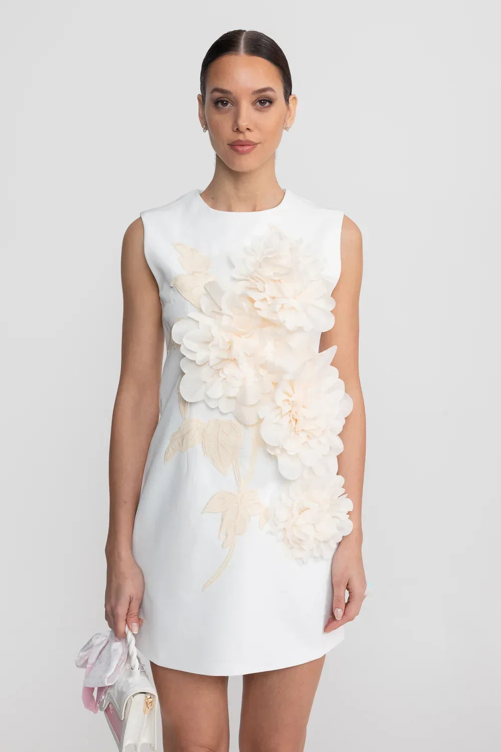 Vestido Curto Alfaiataria com Aplicações Florais em 3D – Exclusividade e Arte
