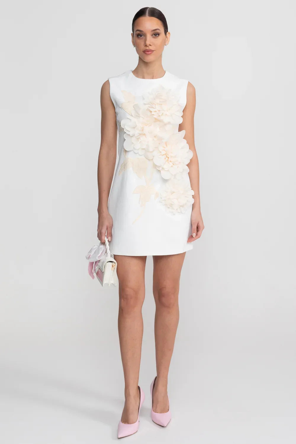 Vestido Curto Alfaiataria com Aplicações Florais em 3D – Exclusividade e Arte