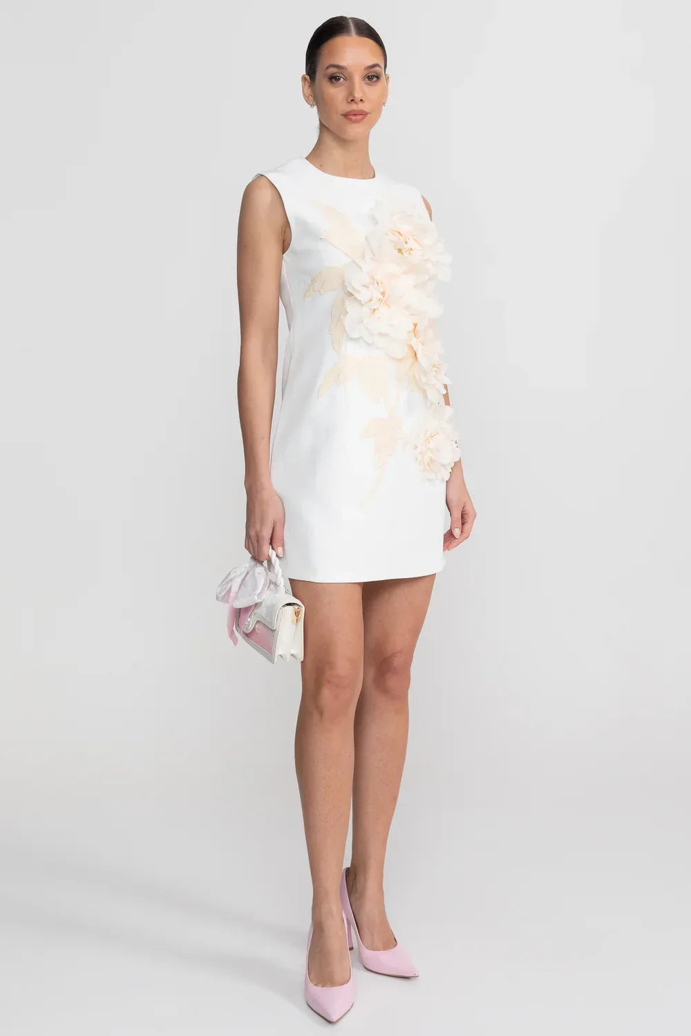 Vestido Curto Alfaiataria com Aplicações Florais em 3D – Exclusividade e Arte