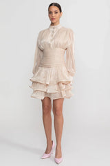 Vestido Curto Champagne Cetim Perolado – Elegância e Movimento