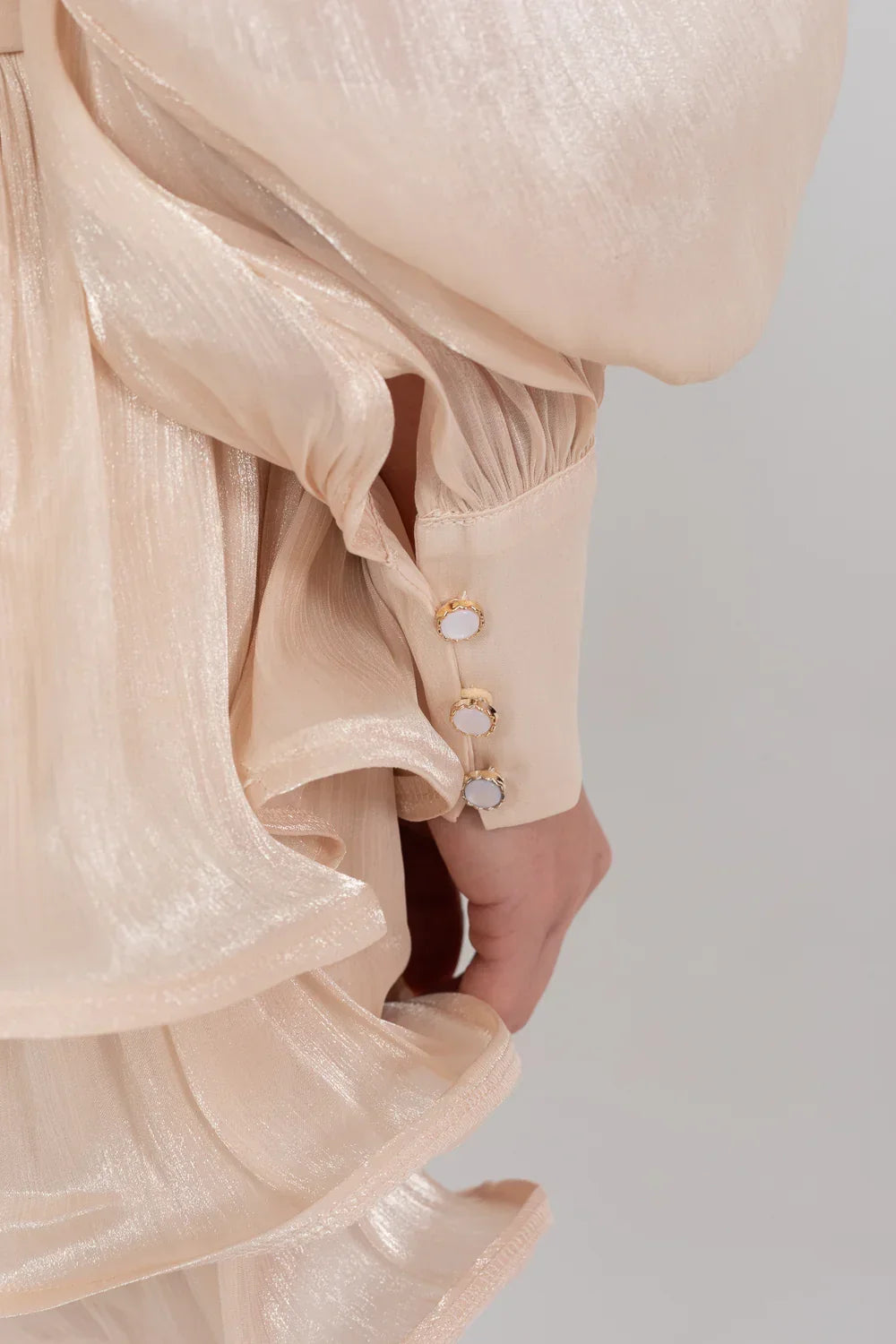 Vestido Curto Champagne Cetim Perolado – Elegância e Movimento