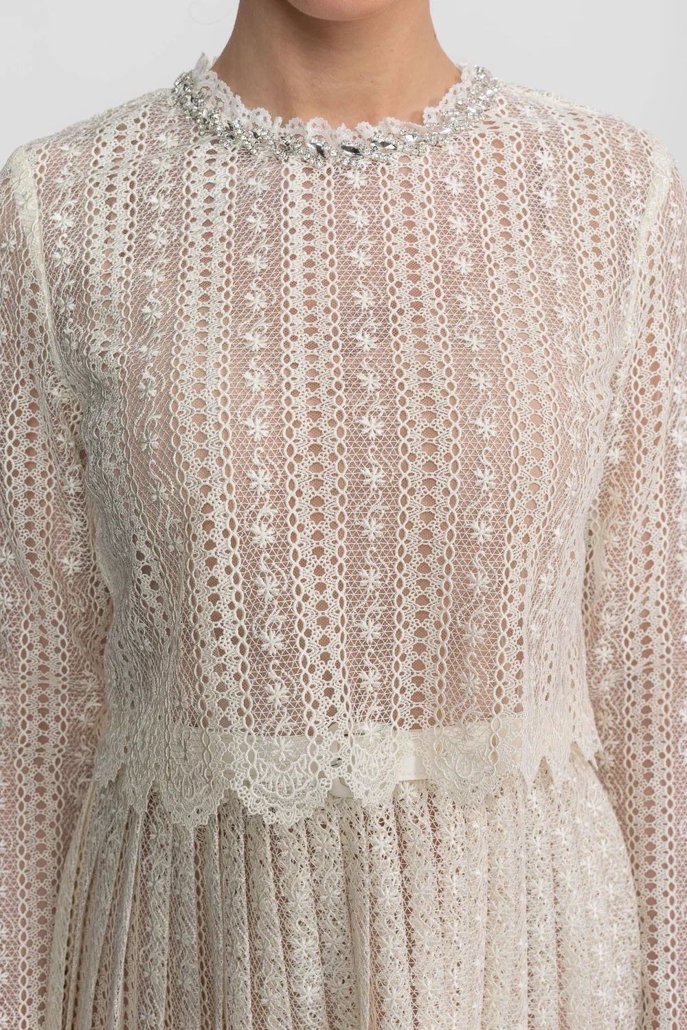 Vestido de Alta Alfaiataria em Renda com Detalhes Brilhantes