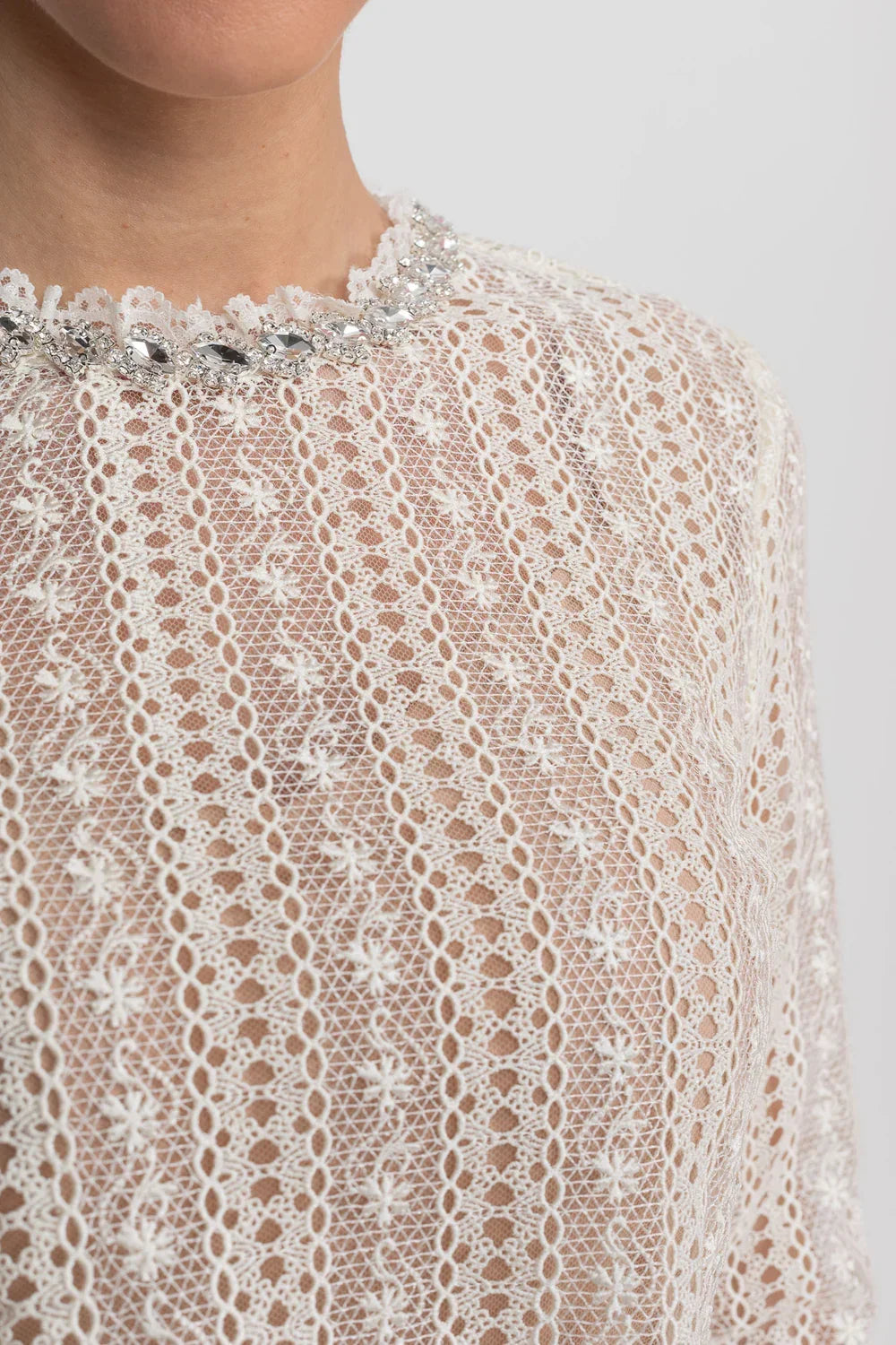 Vestido de Alta Alfaiataria em Renda com Detalhes Brilhantes