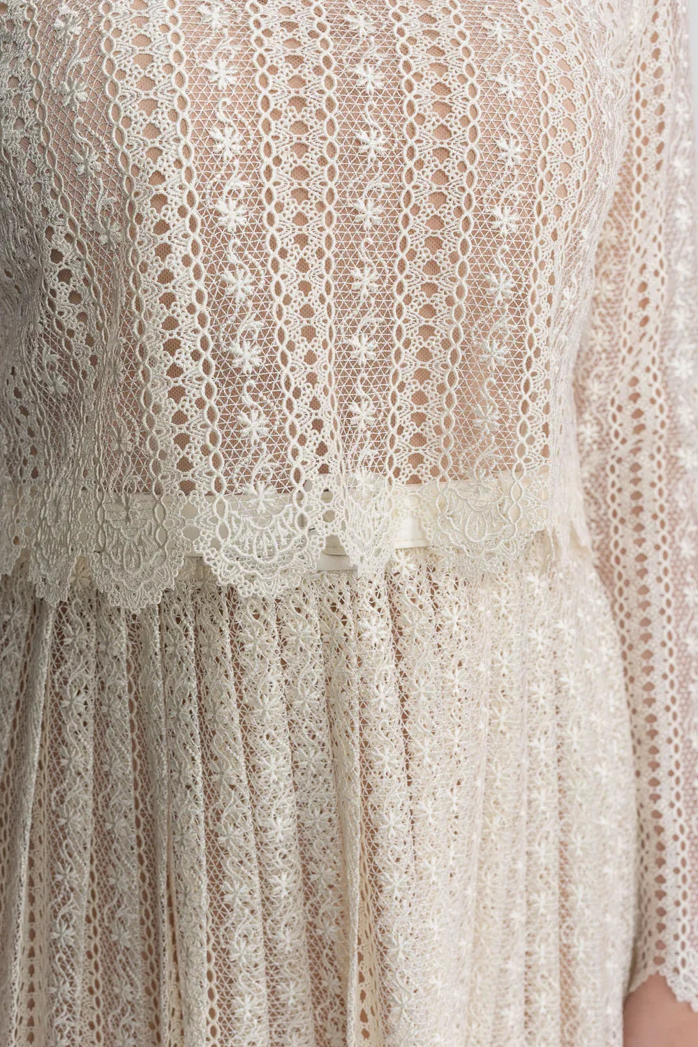 Vestido de Alta Alfaiataria em Renda com Detalhes Brilhantes