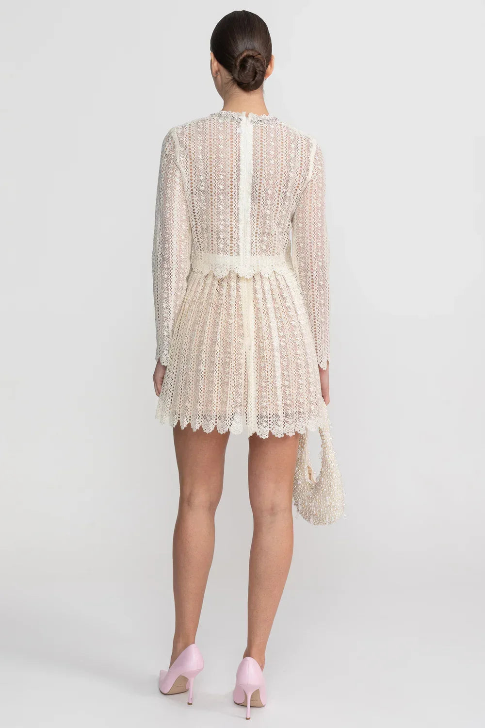 Vestido de Alta Alfaiataria em Renda com Detalhes Brilhantes