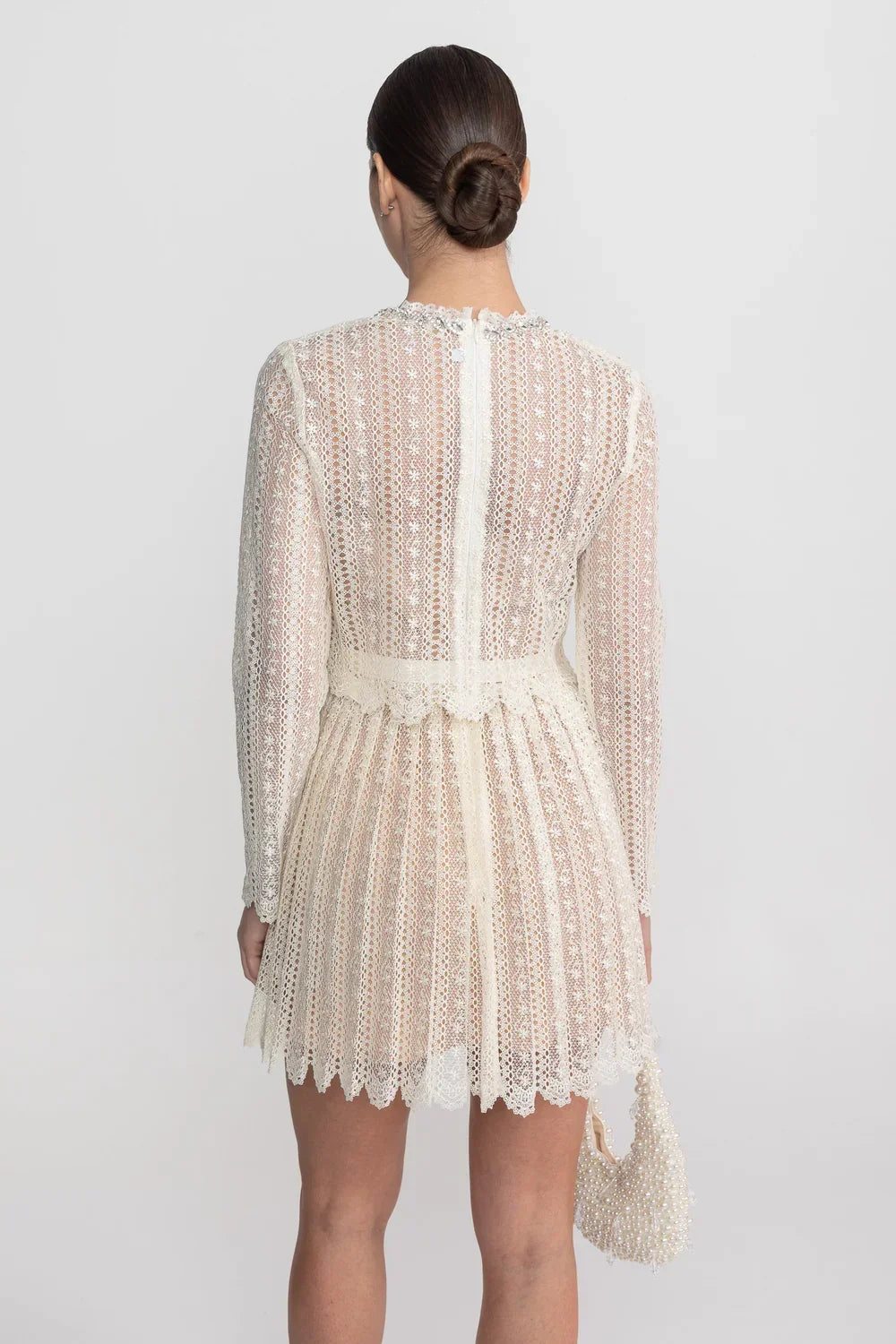 Vestido de Alta Alfaiataria em Renda com Detalhes Brilhantes