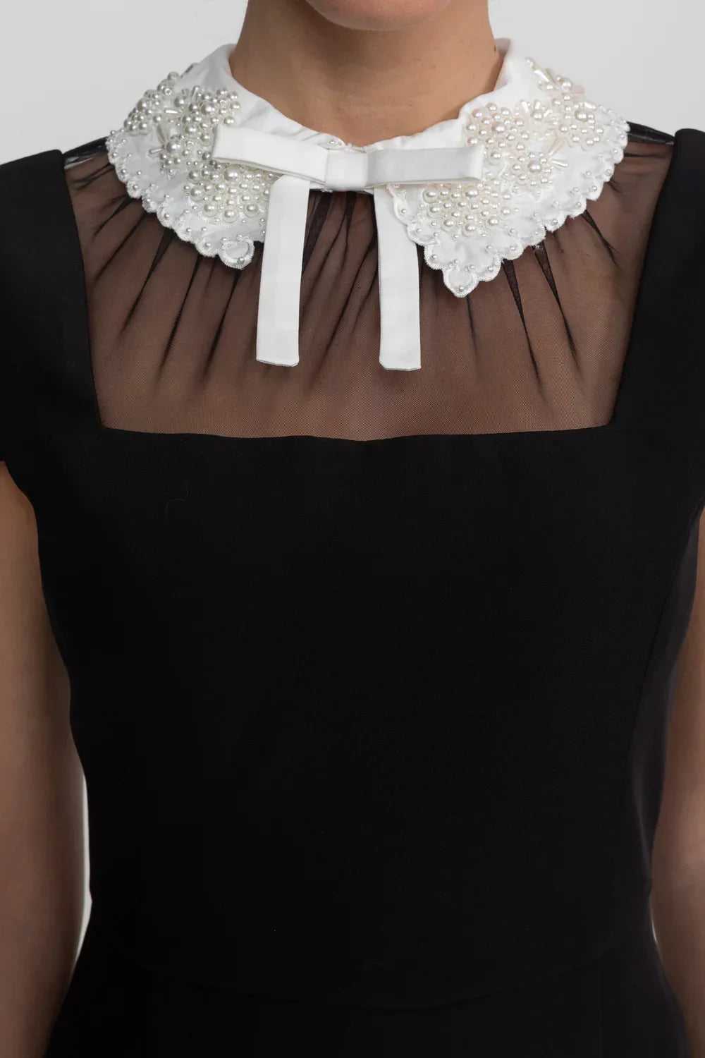 Vestido Longo Bordado e Gola Elegante