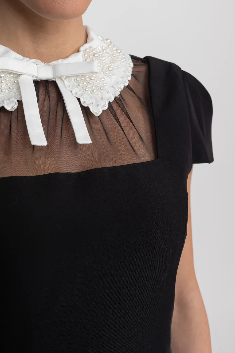 Vestido Longo Bordado e Gola Elegante