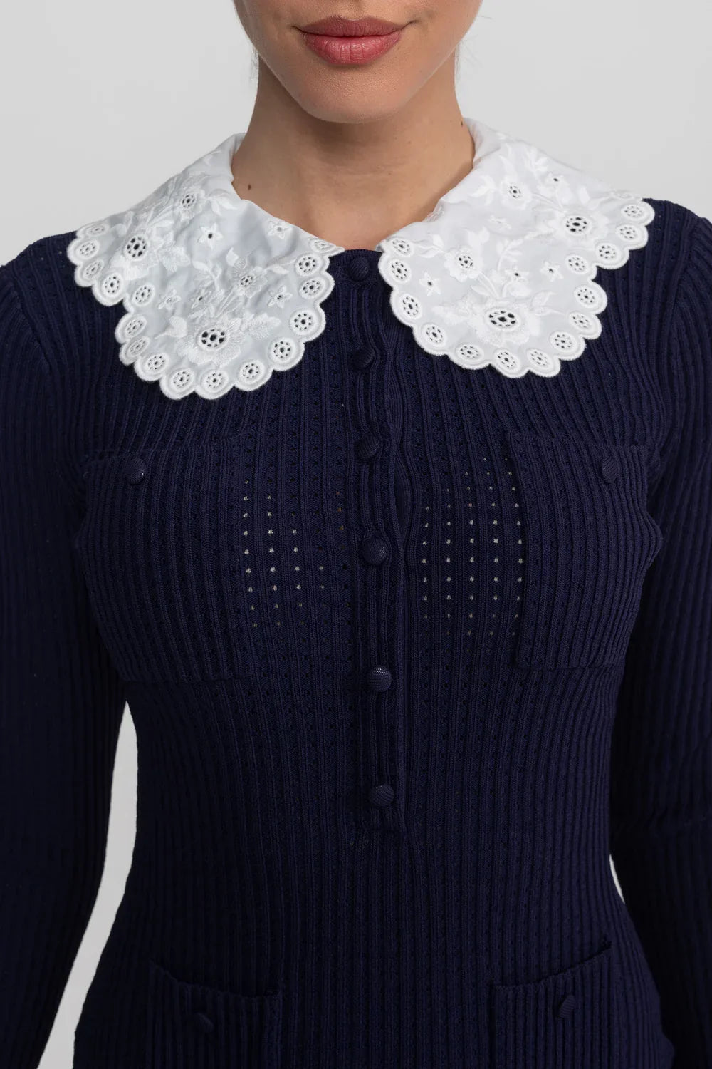 Vestido Mini de Luxo com Detalhes em Renda, Mangas Longas e Saia de Volume