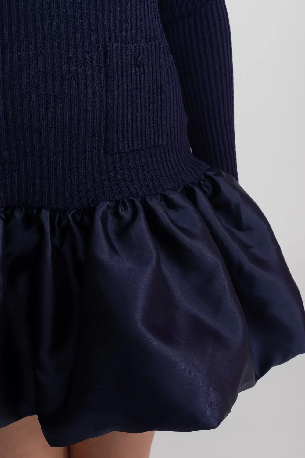 Vestido Mini de Luxo com Detalhes em Renda, Mangas Longas e Saia de Volume