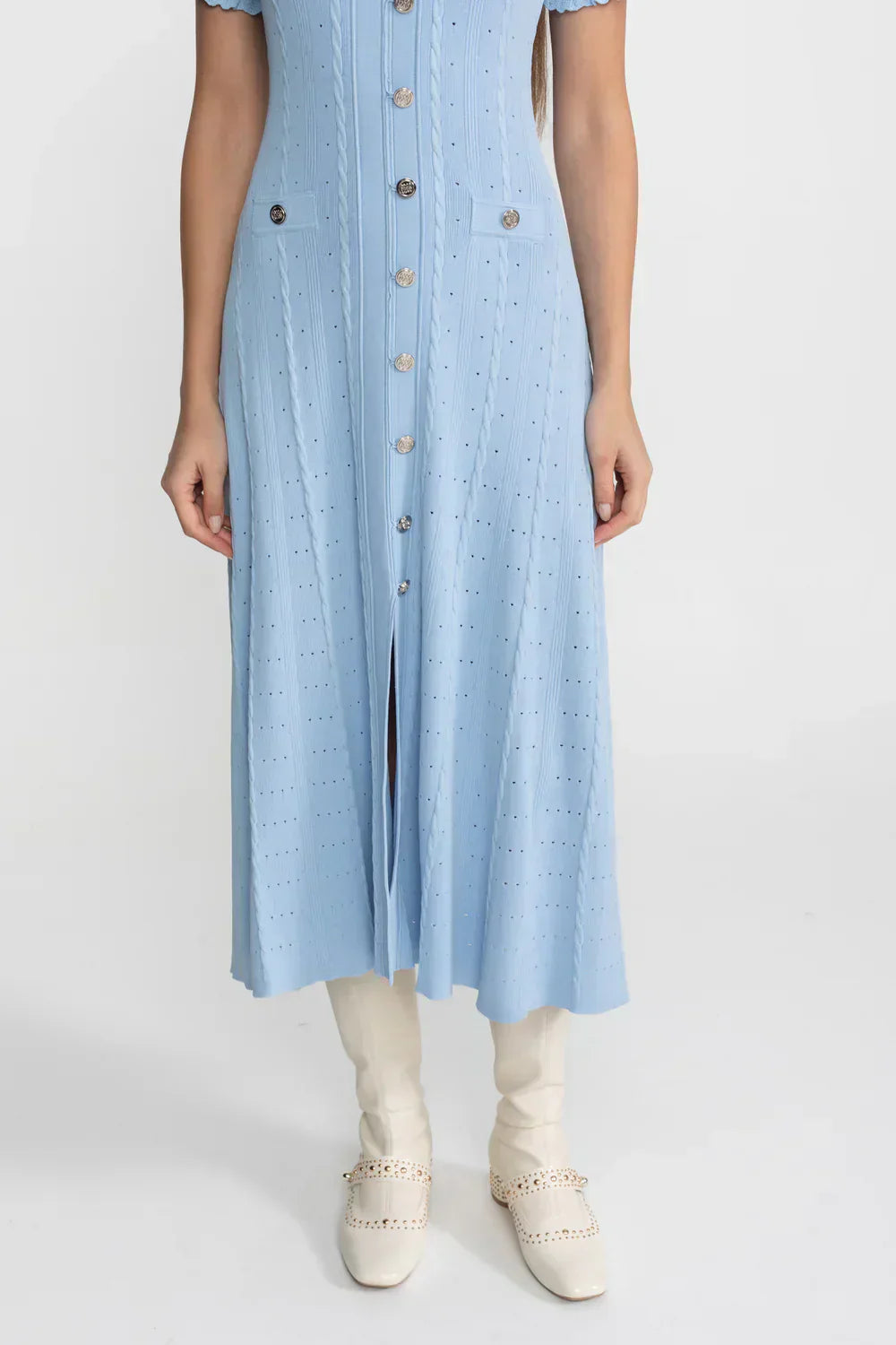 Serena | Vestido Midi em Tricô Vazado Azul com Babados e Botões