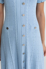 Serena | Vestido Midi em Tricô Vazado Azul com Babados e Botões