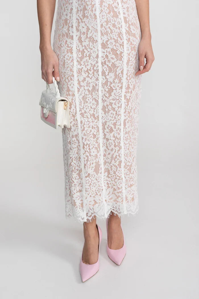 Vestido Longo Escultural com Decote Quadrado e Renda Nobre