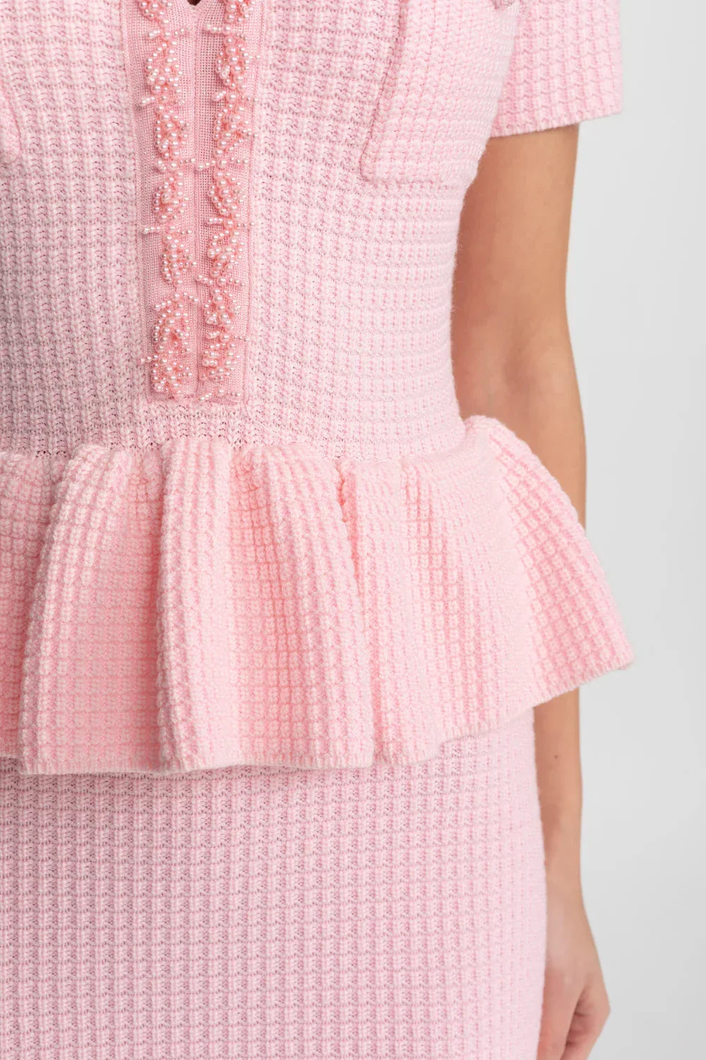 Vestido Midi em Tricô com Babados e Bordados de Pérolas – Luxo e Delicadeza