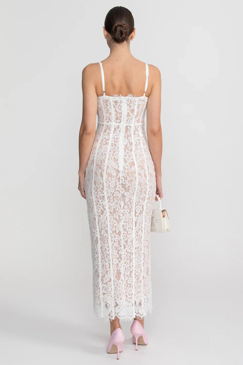 Vestido Longo Escultural com Decote Quadrado e Renda Nobre
