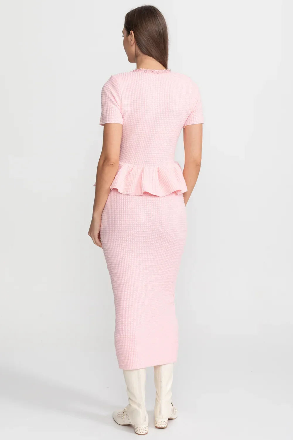 Vestido Midi em Tricô com Babados e Bordados de Pérolas – Luxo e Delicadeza