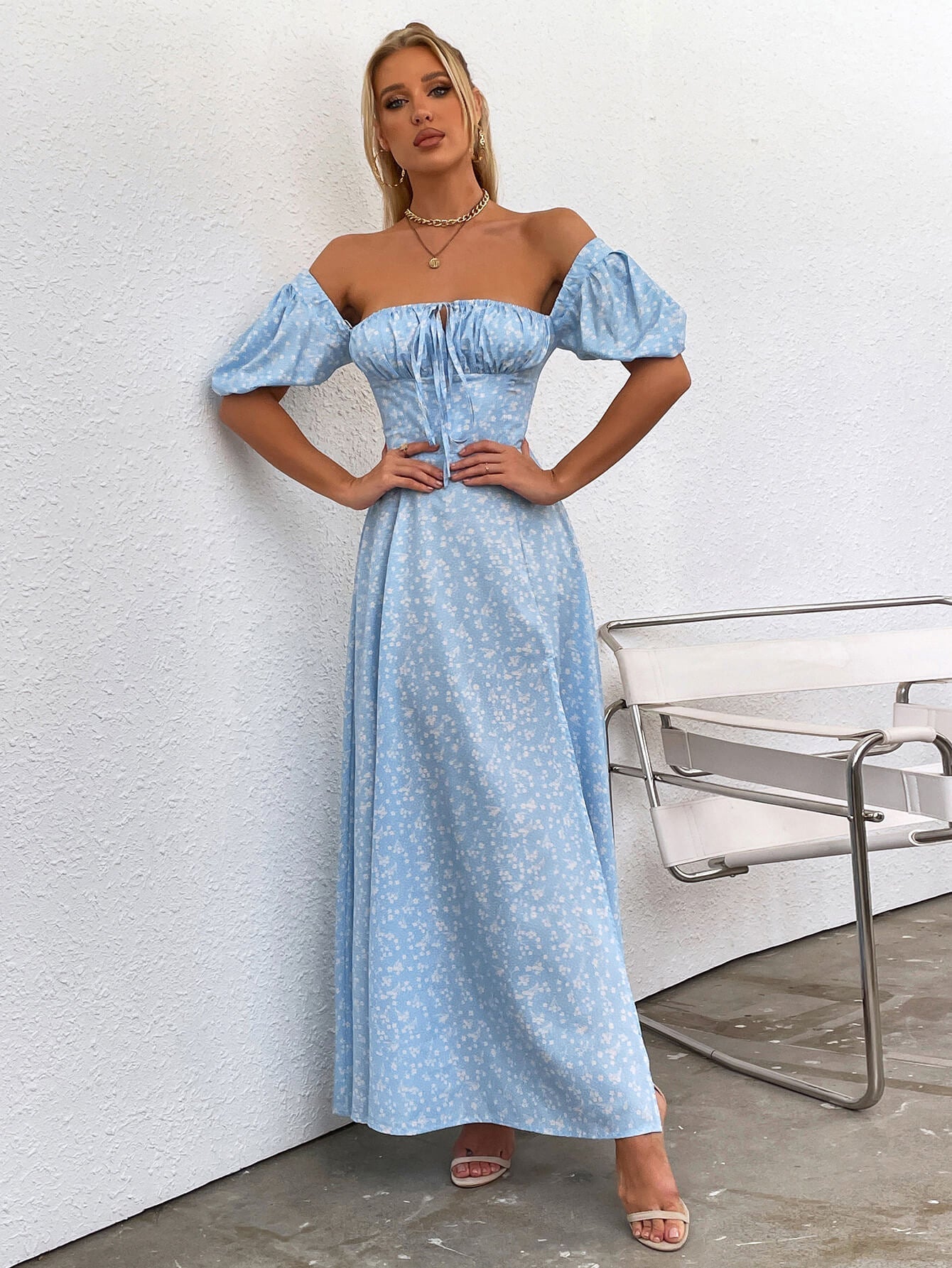 Marcelina | Vestido Midi Floral Azul com Manga Bufante e Fenda Alta