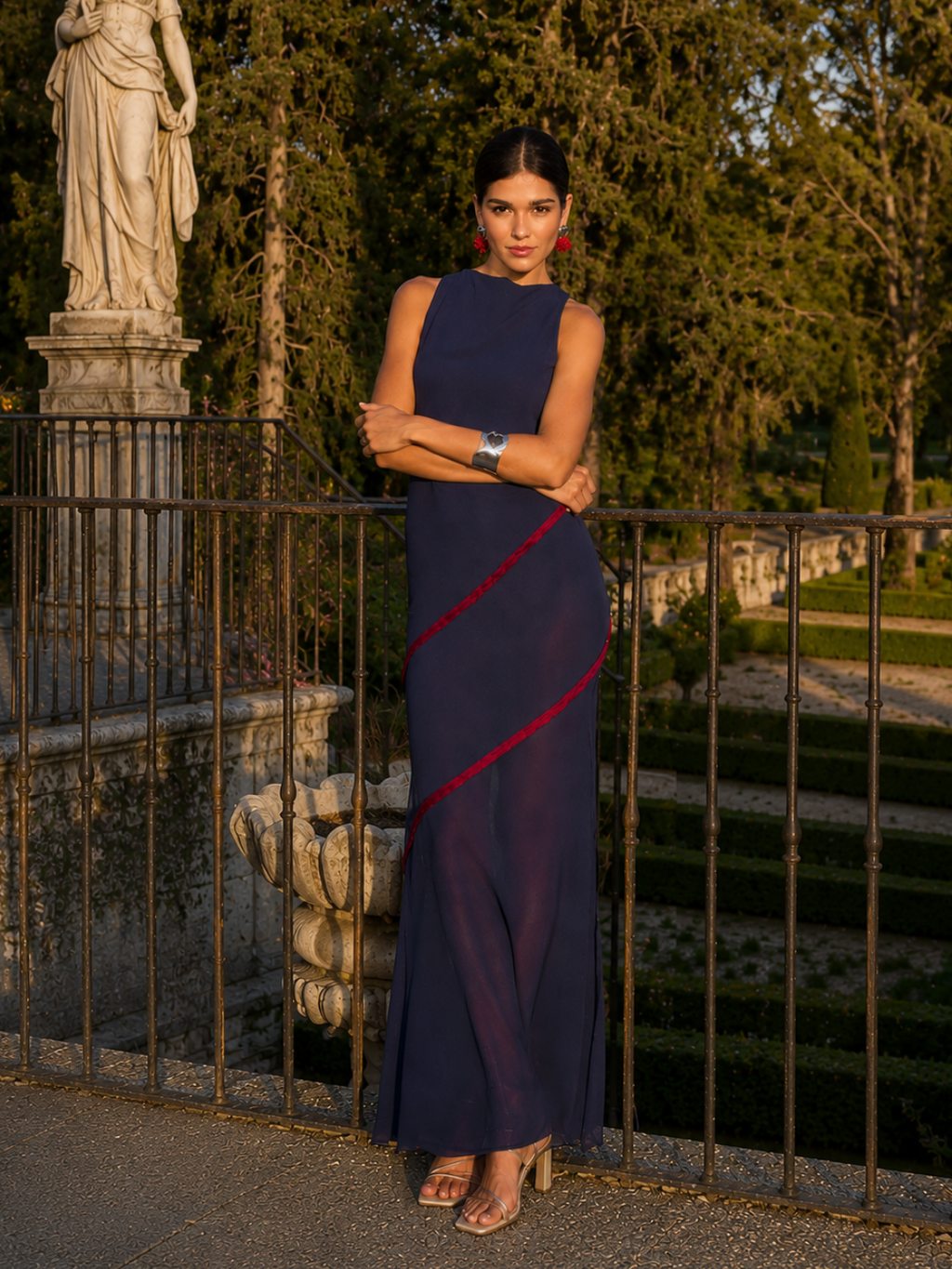 Ingrid | Vestido Longo Azul Marinho com Gola Alta e Fenda Lateral