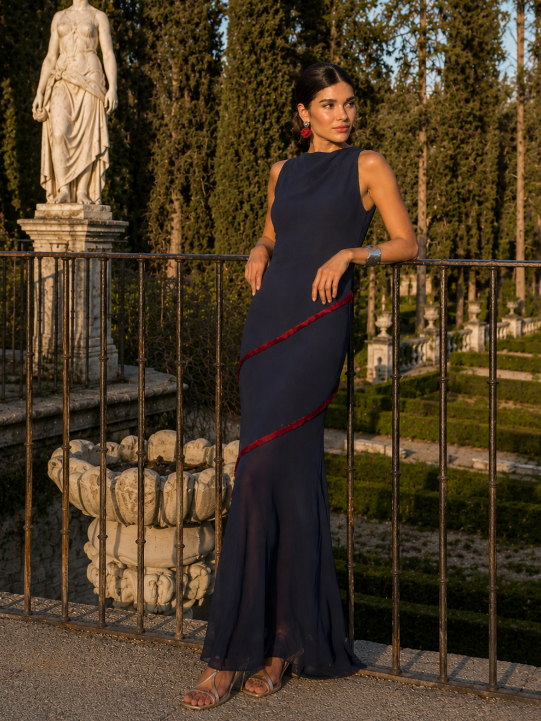 Ingrid | Vestido Longo Azul Marinho com Gola Alta e Fenda Lateral