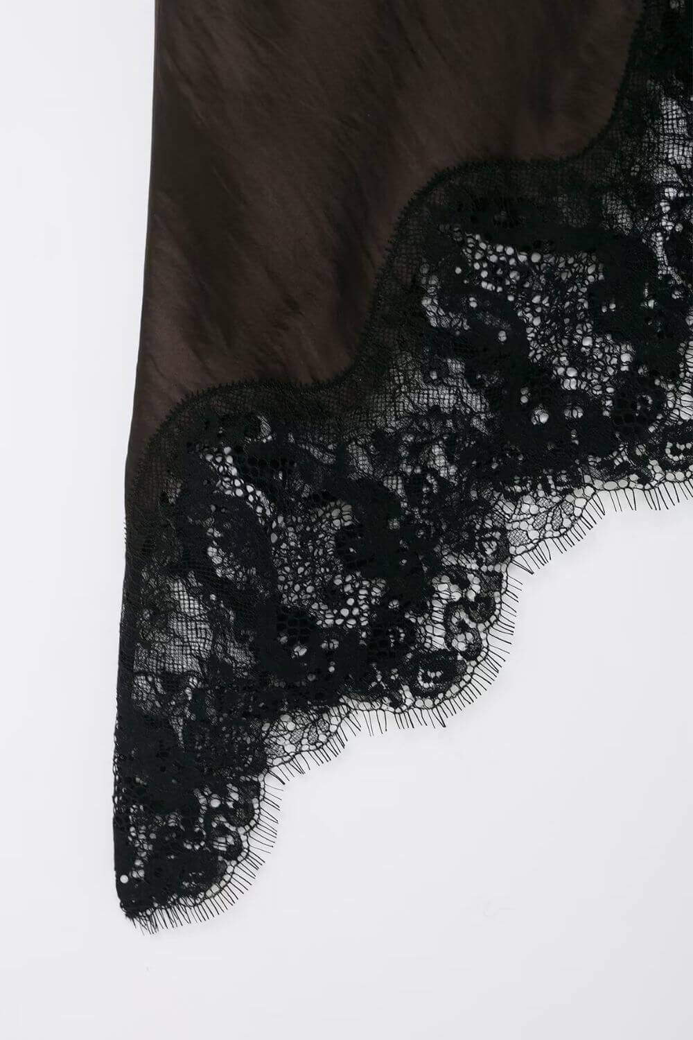 Marie | Slip Dress Fluido com Acabamento em Renda Preta e Barra Assimétrica