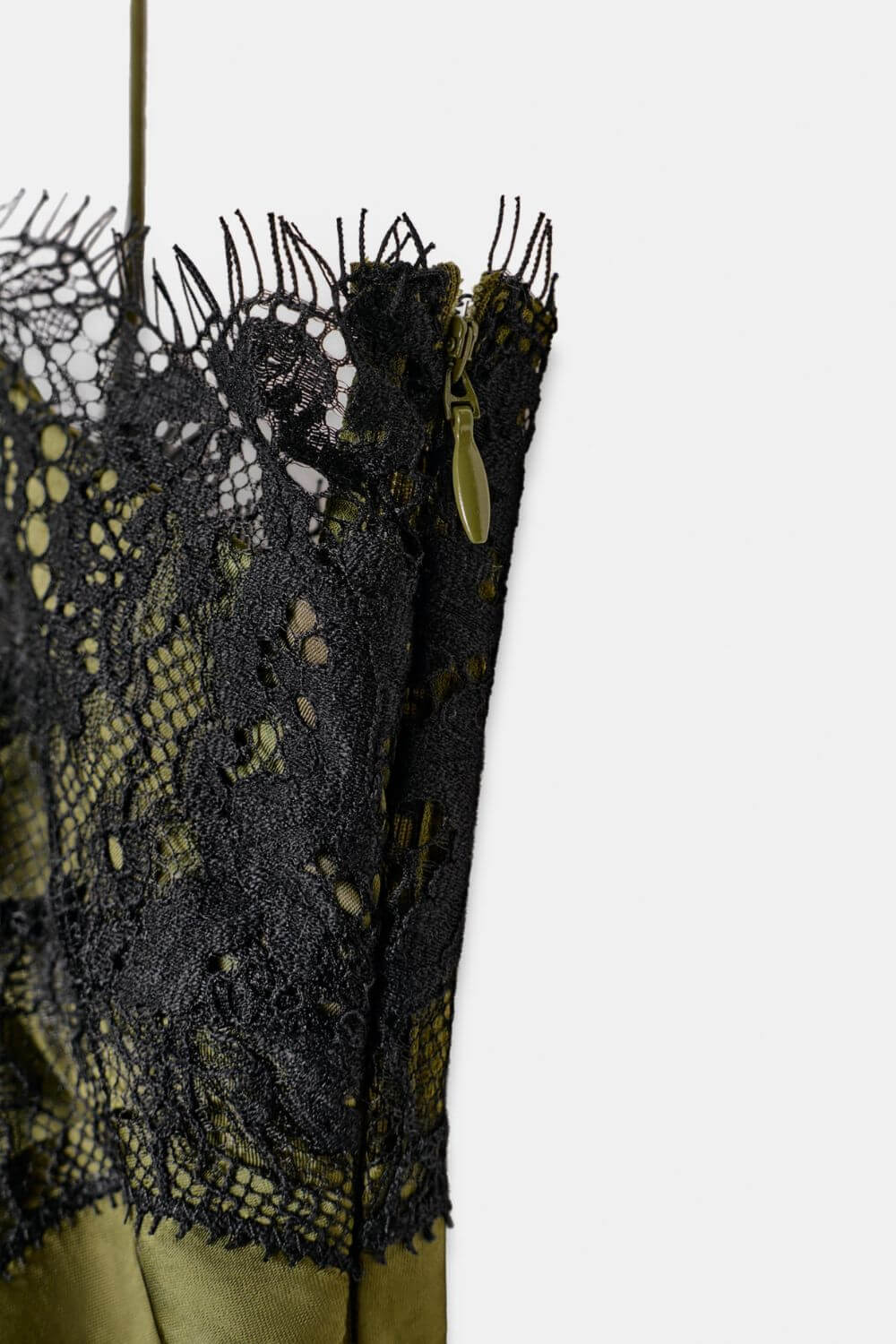 Marie | Slip Dress Fluido com Acabamento em Renda Preta e Barra Assimétrica