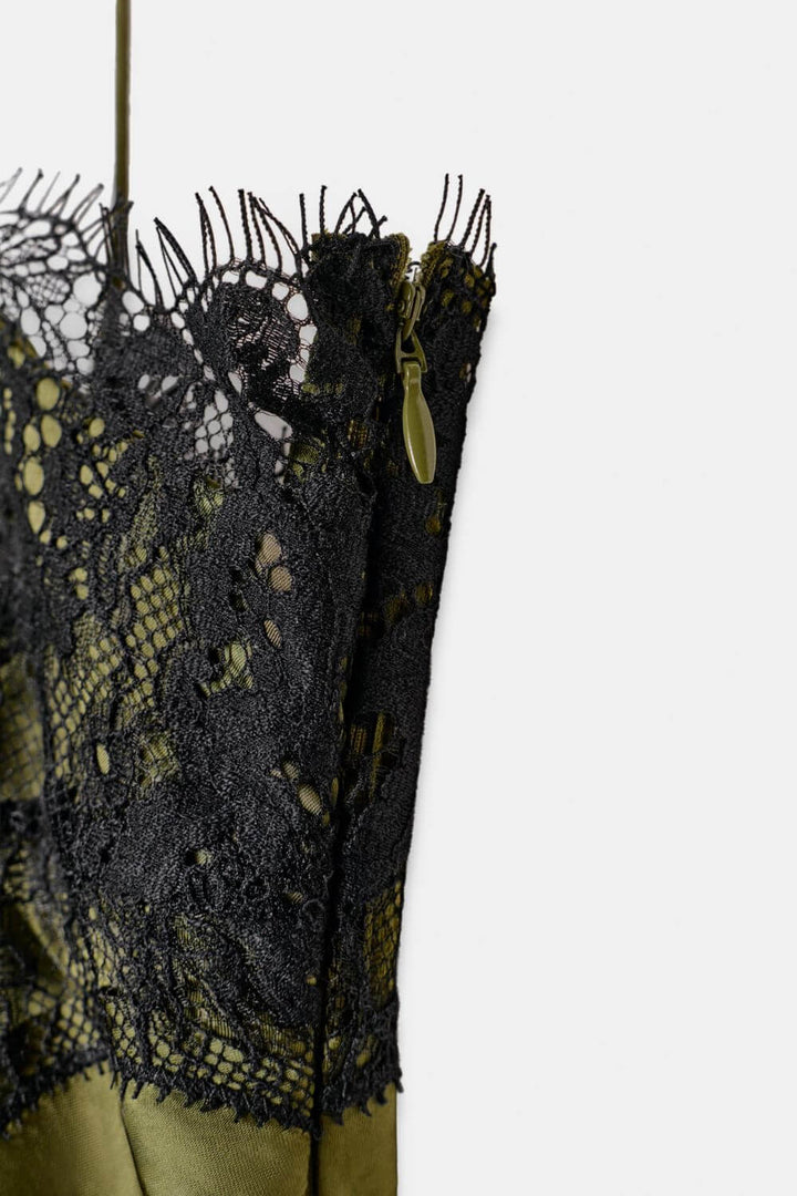 Marie | Slip Dress Fluido com Acabamento em Renda Preta e Barra Assimétrica