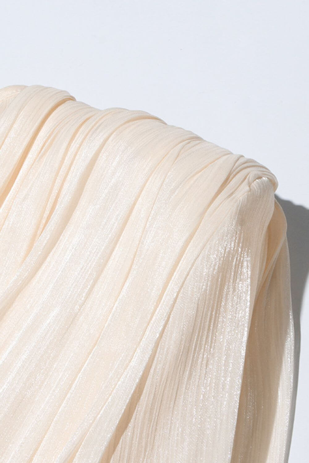 Lavínia | Vestido Curto em Tecido Fluido Off-White com Manga Bufante e Amarração Frontal