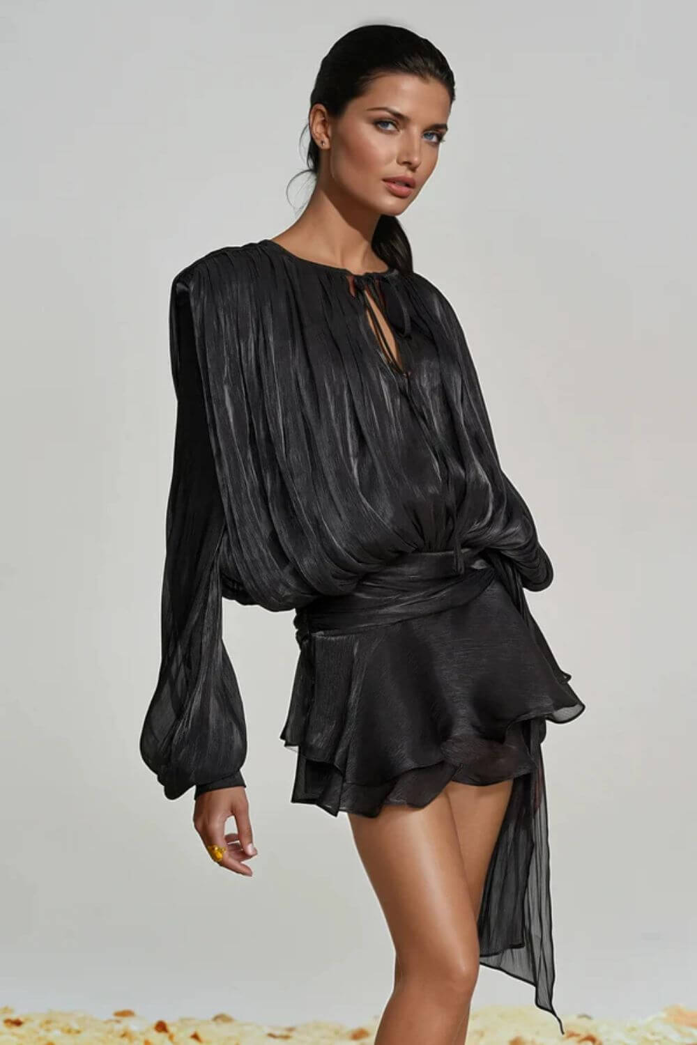 Lavínia | Vestido Curto em Tecido Fluido Off-White com Manga Bufante e Amarração Frontal