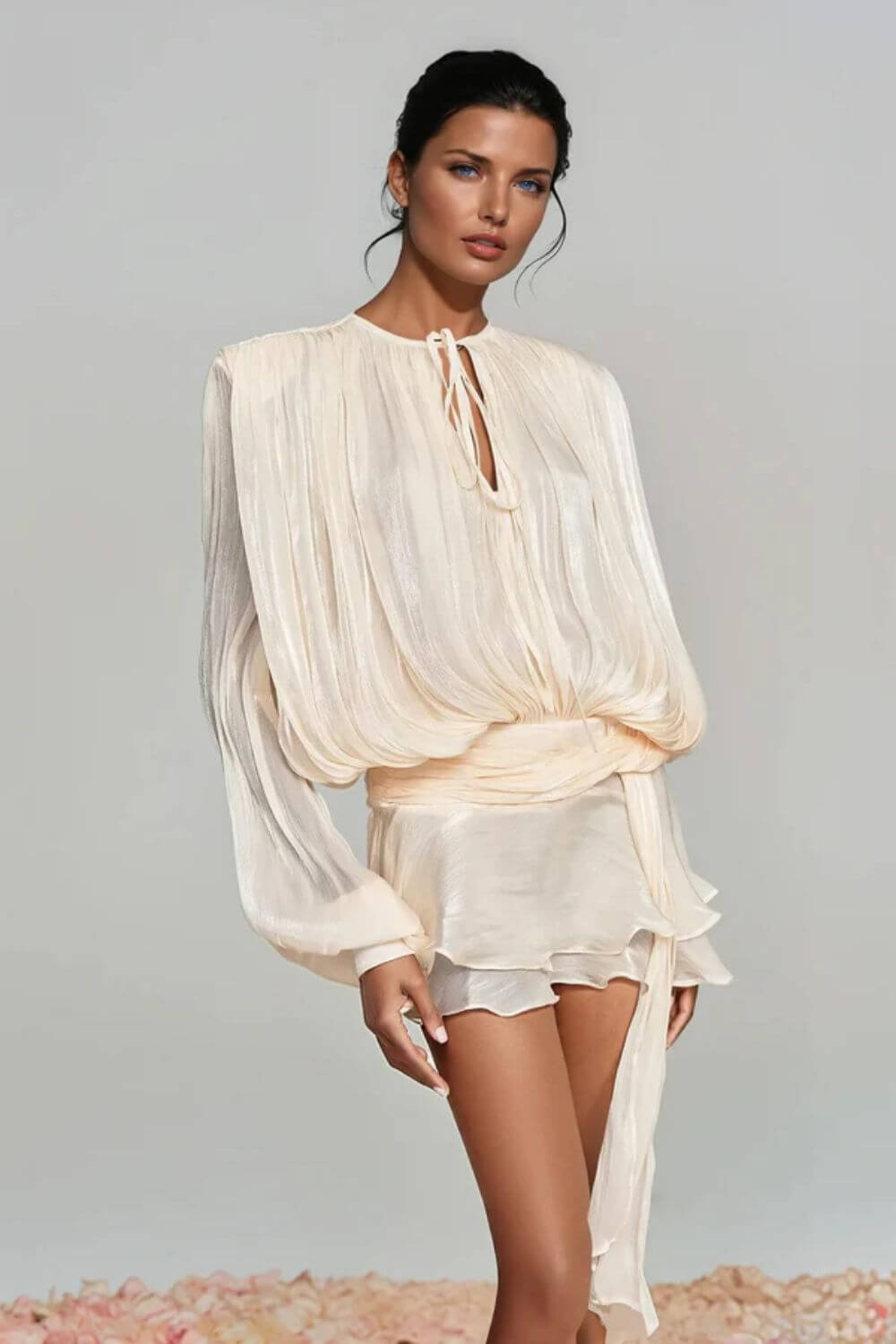 Lavínia | Vestido Curto em Tecido Fluido Off-White com Manga Bufante e Amarração Frontal