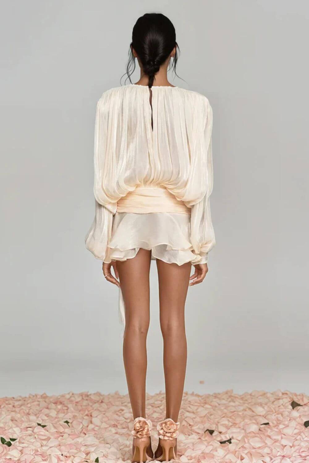 Lavínia | Vestido Curto em Tecido Fluido Off-White com Manga Bufante e Amarração Frontal