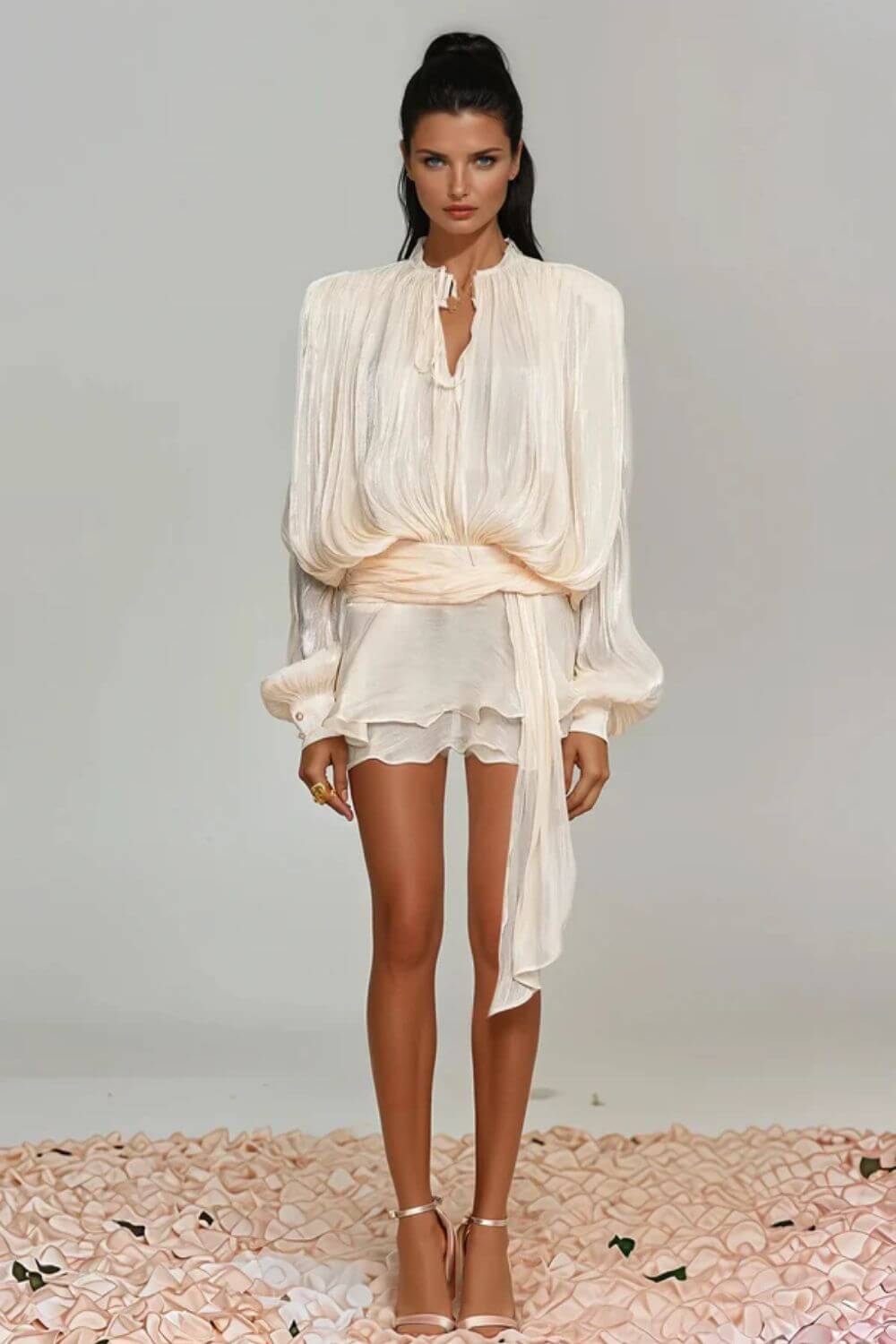 Lavínia | Vestido Curto em Tecido Fluido Off-White com Manga Bufante e Amarração Frontal